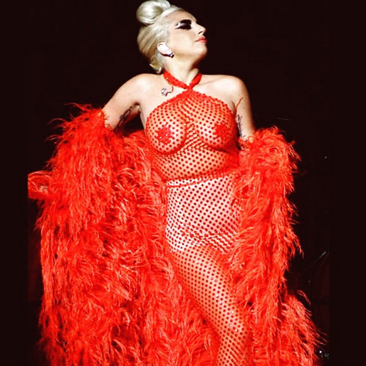 Lady Gaga showar loss i rött. Lady Gaga showar loss i rött.